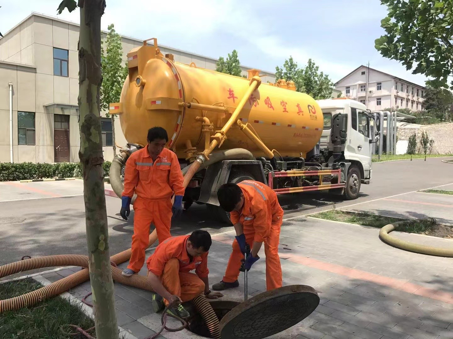 桦南管道疏通车停在窨井附近