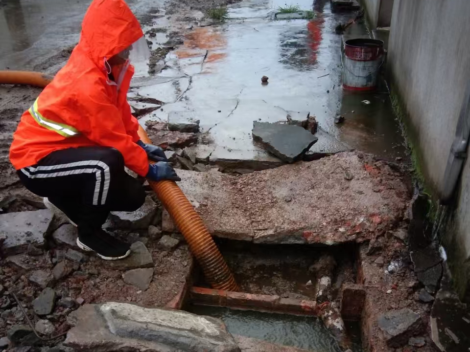 桦南专业清理污水池 炜誉市政以规范流程守护城市 “肠道”